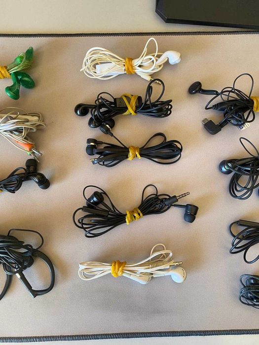 Lote de 13 auriculares com fio (3.5mm/Micro-USB/Sony Ericsson)