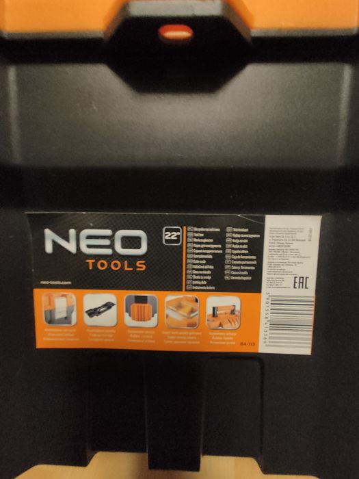 Skrzynka narzędziowa NEO z widocznymi narzędziami