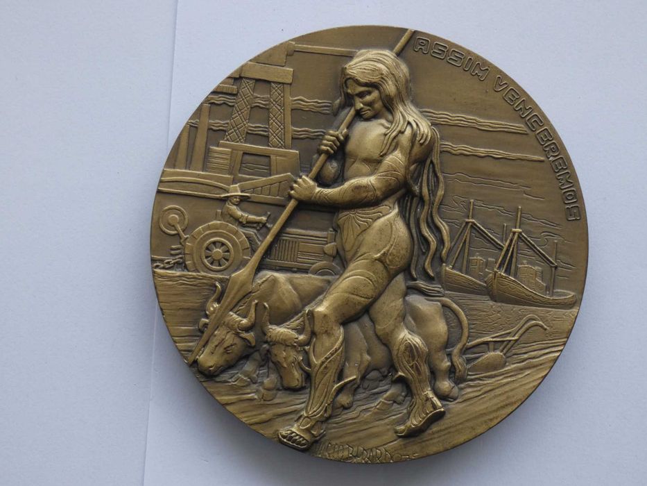 Medalha de bronze comemorativa do 1º Aniversário do MFA -- 1975