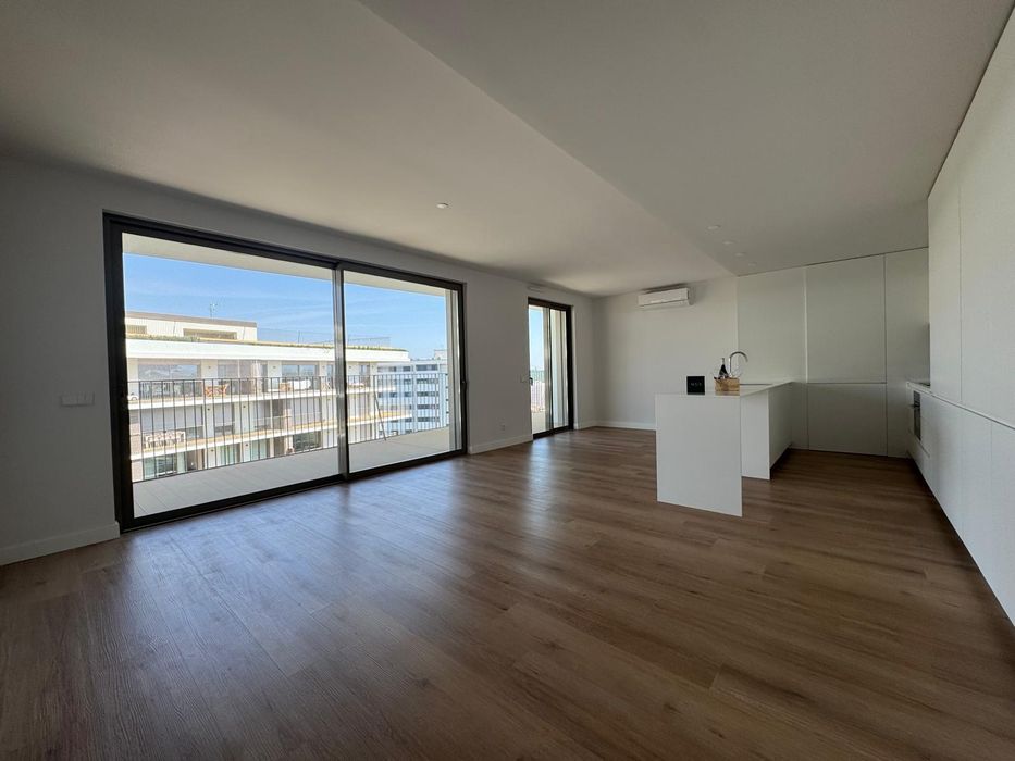 O Seu Novo Refúgio em Miraflores: T3 Exclusivo com Piscina e Ginásio