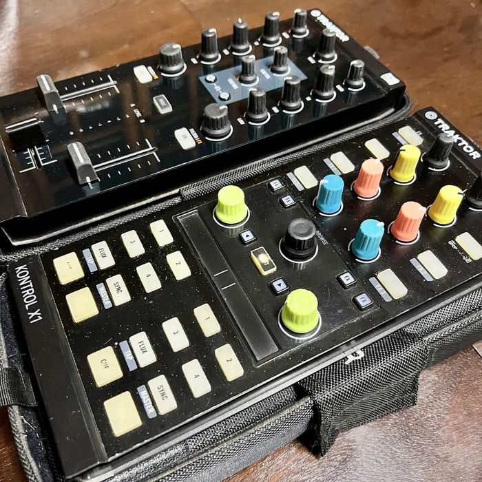 Traktor x1 mkII + Traktor Z1 / controlador e mesa de mistura
