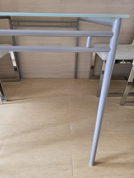 Mesa metálica com tampo de vidro