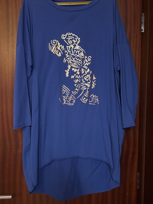Vestido azul com desenhos