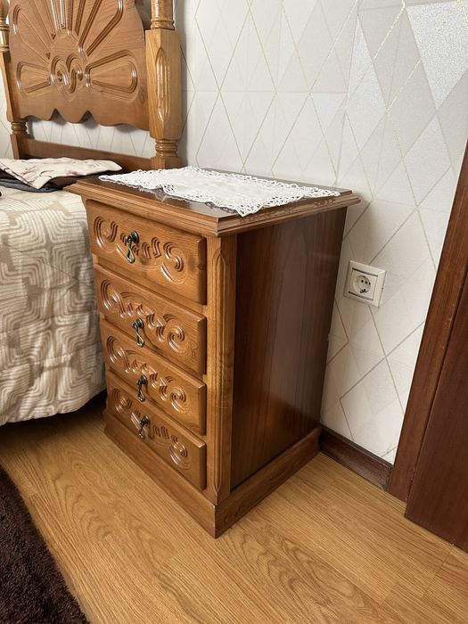 Mobília quatro solteiro (cama, mesa cabeceira, cómoda central)
