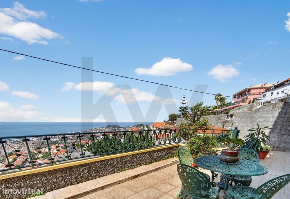 Moradia T3 com Vista Panorâmica sobre o Funchal e o Oceano Atlântico |