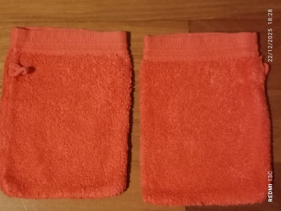 Três pares de "luvas de banho"