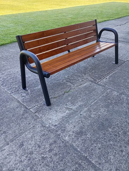 Ławka ogrodowa na metalowych nogach