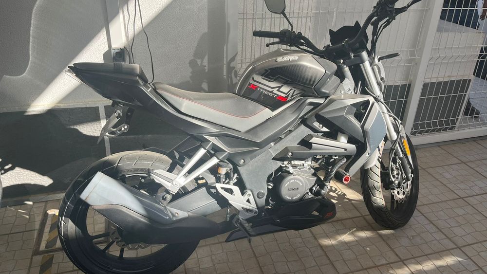 Vendo mota UM xtreet RS 125cc