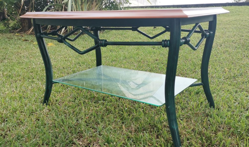 Mesa de centro estrutura metálica com tampo em madeira e prateleira