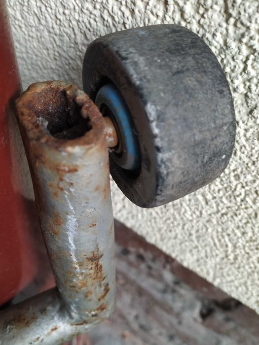 Підставки на колесах для руху швелерів,кругляка дерева та ін. силові