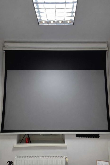 Ekran projekcyjny Adeo Rugby Plus 220x124 (16:9) Ambient Grey2 100-cali
