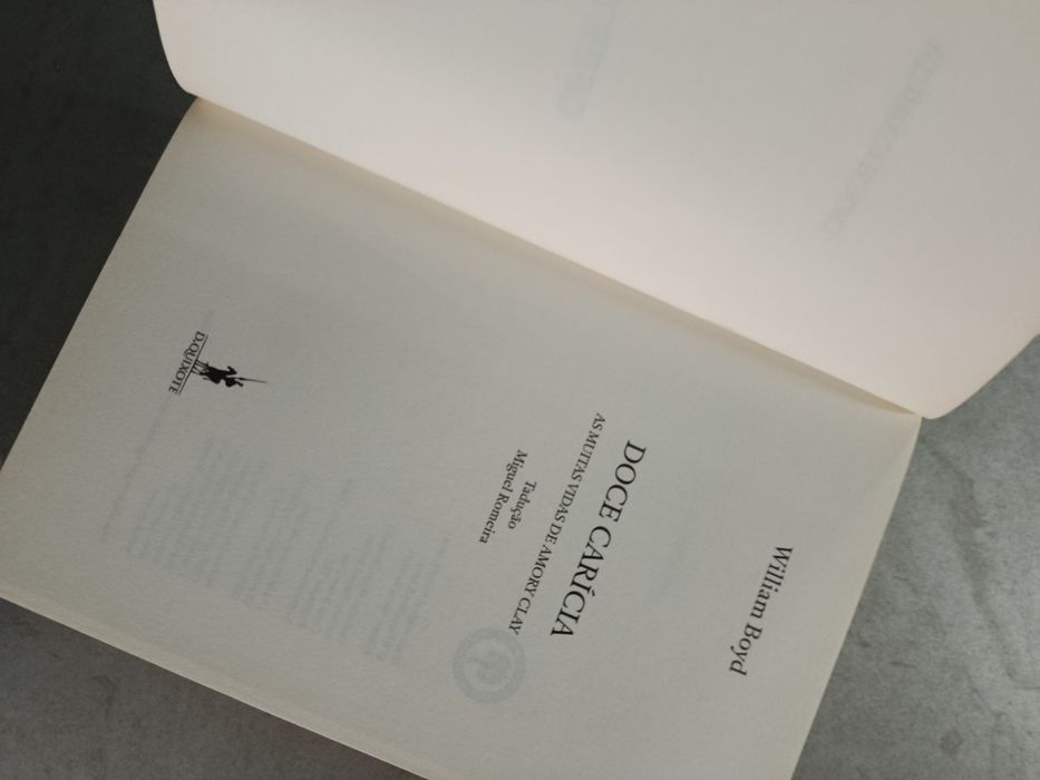 Livro  DOCE CARÍCIA ( como novo )