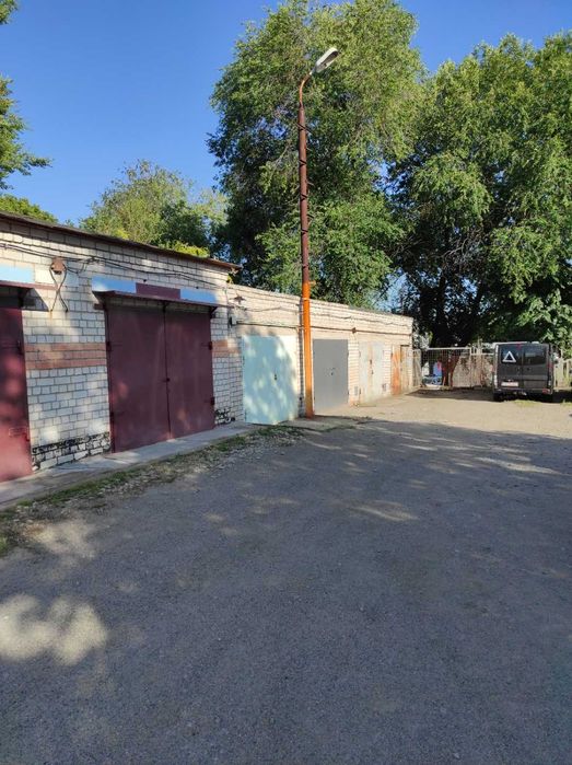 Капітальний гараж на ж/м Тополь-2. Перша лінія на в'їзді в кооператив.