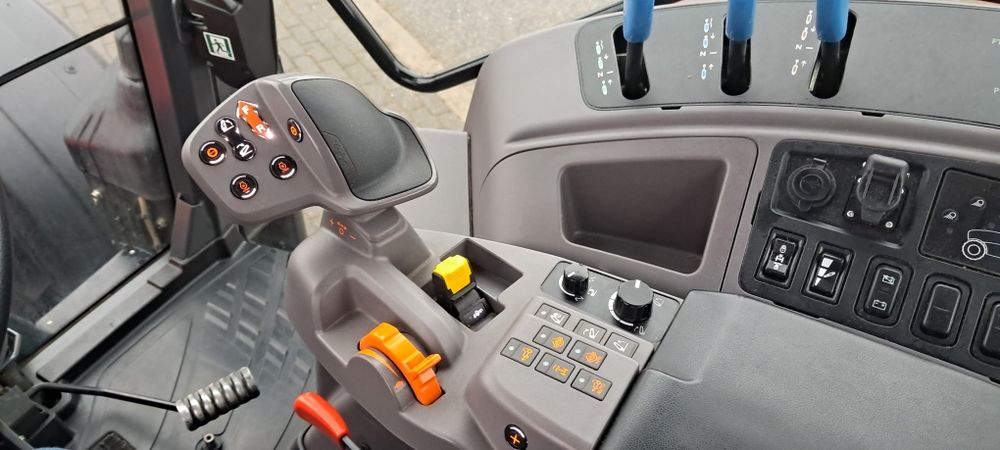Ciągnik marki Kubota m6 142