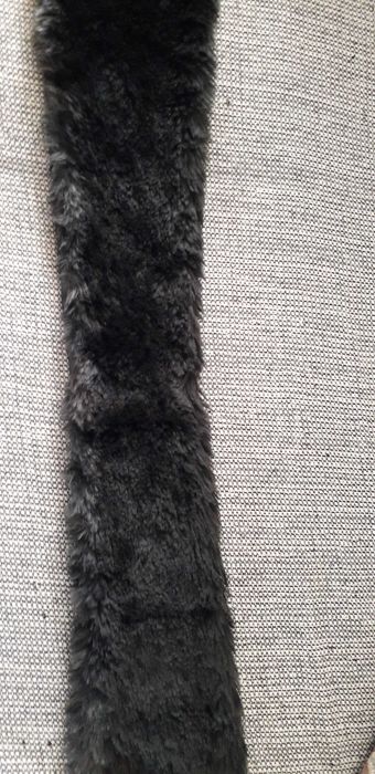 Gola de pelo, preta, forrada, com bicos nas pontas