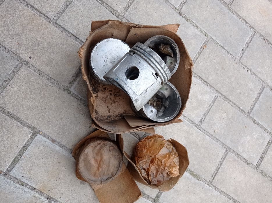 Продам комплект поршнів з кільцями  на Москвич.