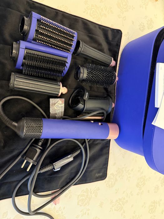 Продам стайлер Dyson у хорошому стані. Все працює справно, користувались бережно. У комплекті насадки.