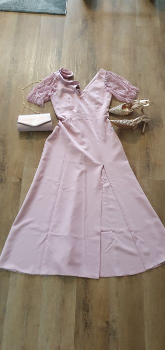 Różowa sukienka na wesele z rozcięciem