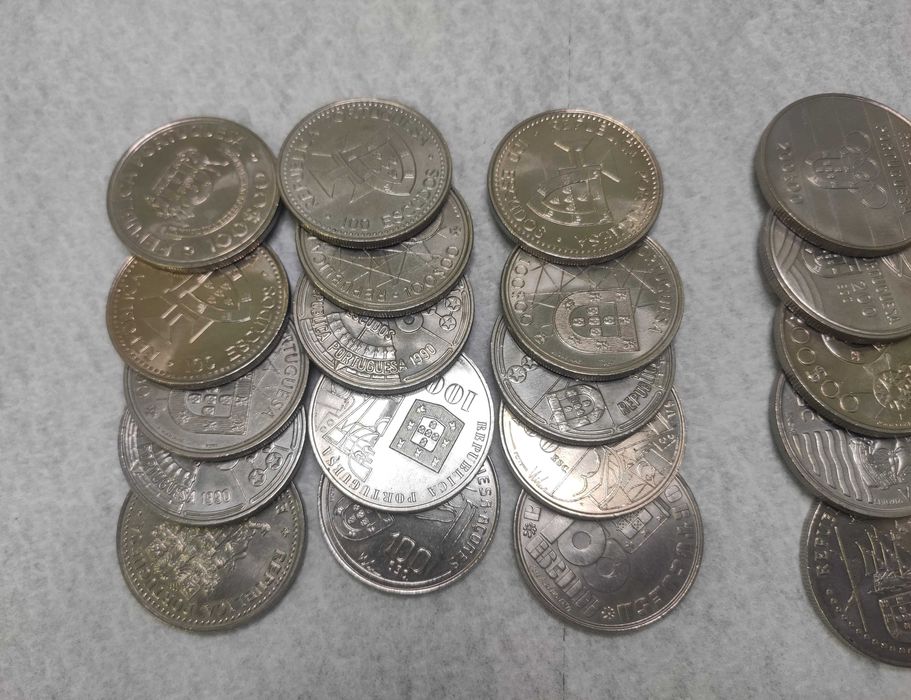 Conjunto de 30 moedas 15x 100$ + 14x 200$ +1x 250$  comemorativas