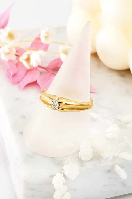 Złoty pierścionek z brylantem