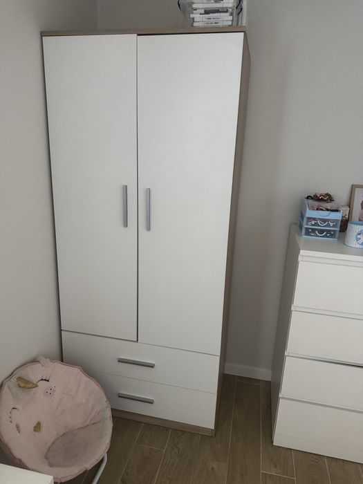 Roupeiro branco.