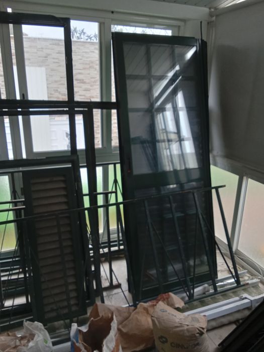 Janelas de alumínio e portadas verde