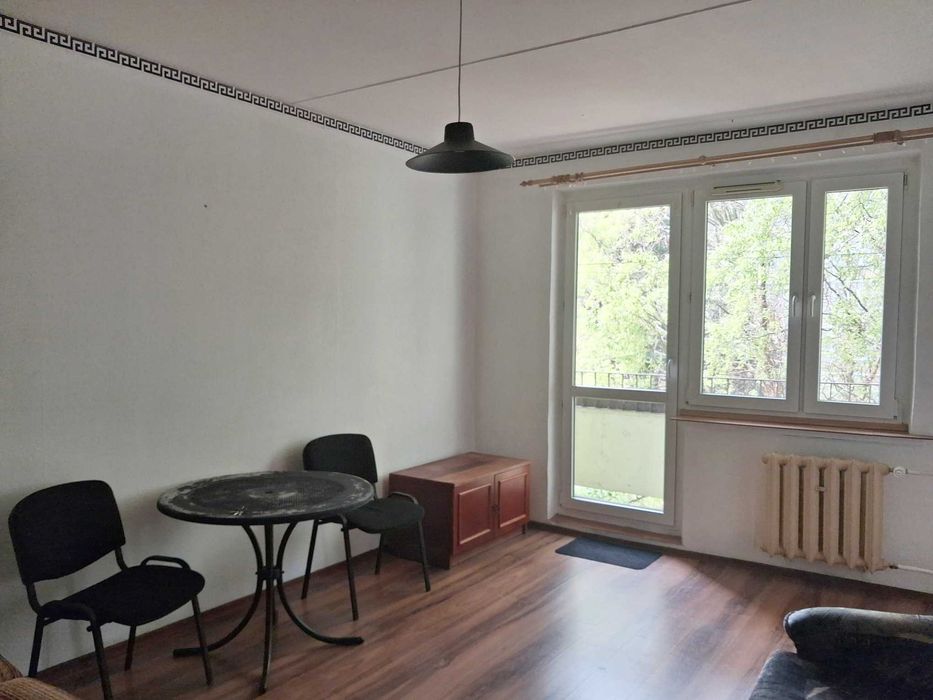 Niski blok - 1 piętro - również dla pracownika z firmy - częściowo umeblowane - nowy balkon