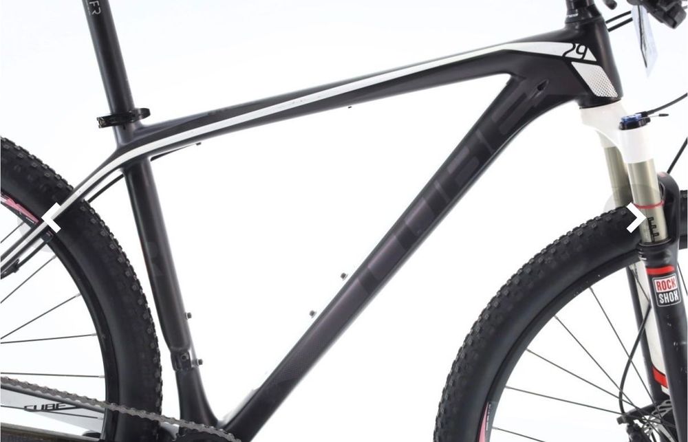 Bike BTT Cube Reaction Pro com rolo de treino