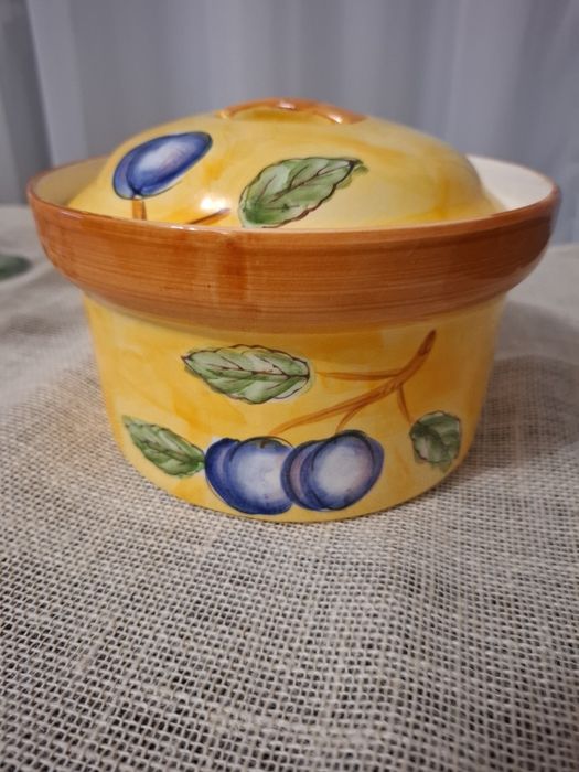 Ceramiczne naczynie z pokrywą