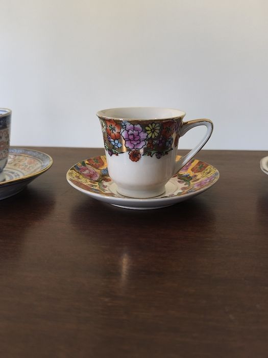 Conjunto de chávenas de porcelana