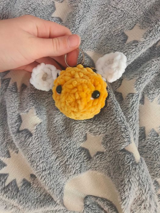 Duża Pszczółka na szydełku brelok