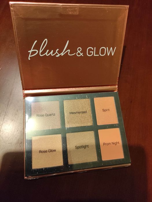 Paleta z pudrem różującym i rozświetlaczem