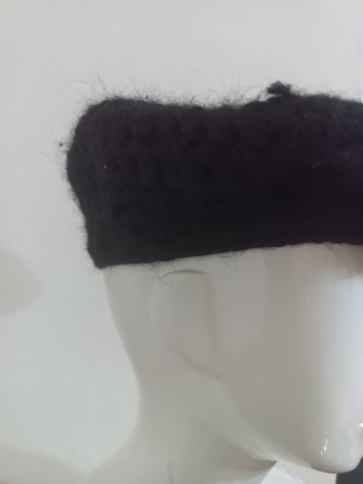 Czarny beret wełniany z ozdobnym kwiatem – klasyczny styl