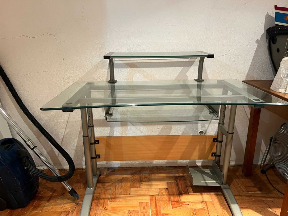 Mesa de escritório em metal e vidro, com 2 tampos