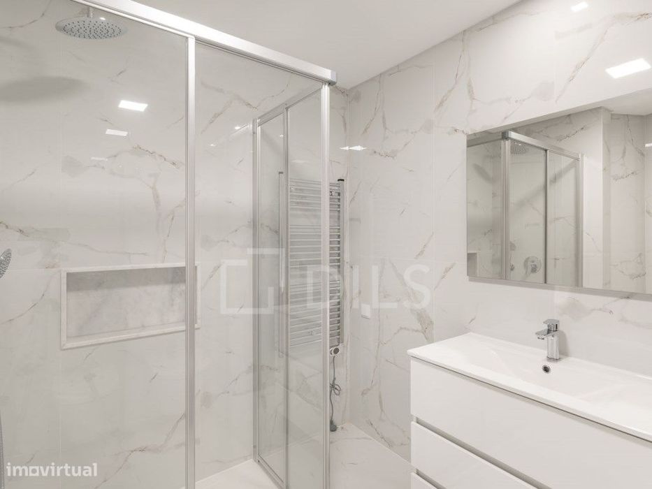 Apartamento T2 novo, na Parede, junto praia, com garagem e elevador