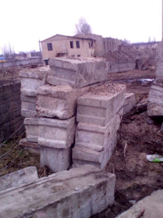 Фундаментные блоки. Плиты перекрытия. Панели ПКЖ, бой кирпича, грунт.