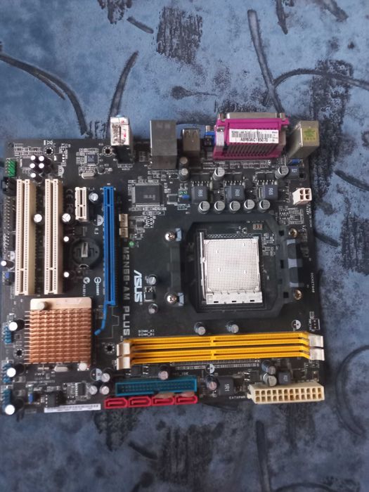 Материнська плата ASUS M2N68 PLUS