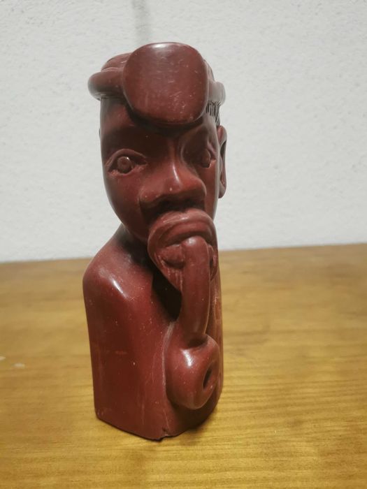 Estatueta em pedra avermelhada... pedra da Calunda.