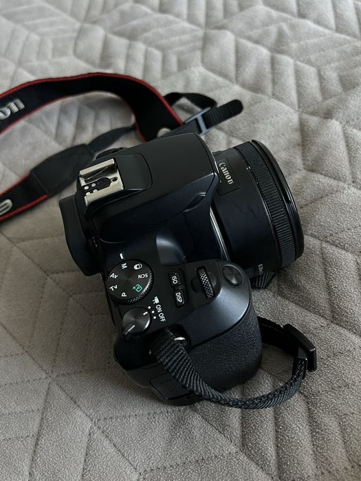 Камера Canon EOS250D з обʼєктивом