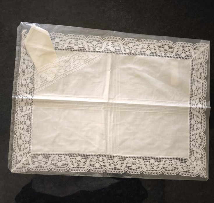 Pano individual, retangular, em linho, com guardanapo.