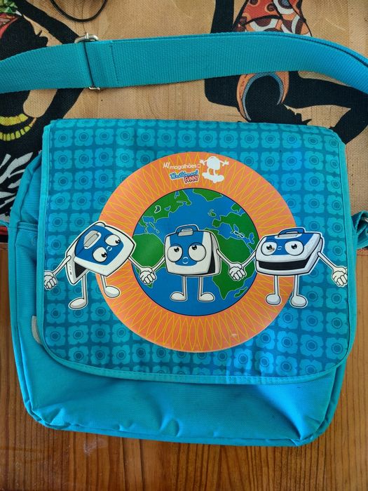 Magalhães com bolsa e carregador