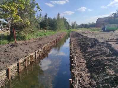 Faszynowanie brzegów stawu kopanie zabespieczanie kiszką faszynową