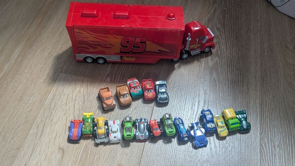 Автовоз із машинками Тачки 3