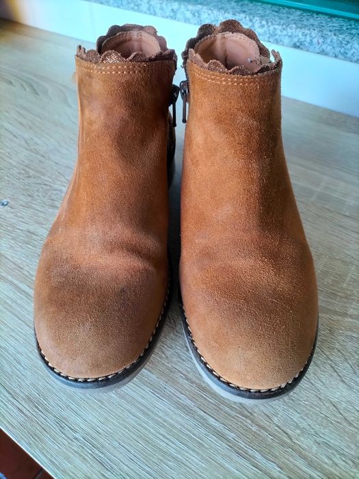 Botas em camel até ao tornozelo