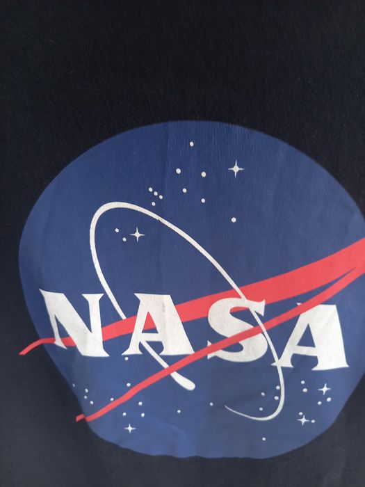 Czarny T-shirt z logo NASA marki H&M na rozmiar S.