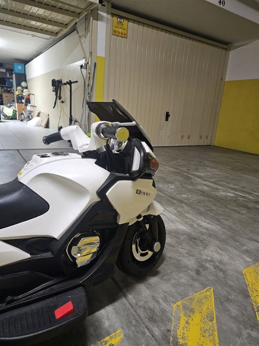 Mota e bicicleta para desocupar