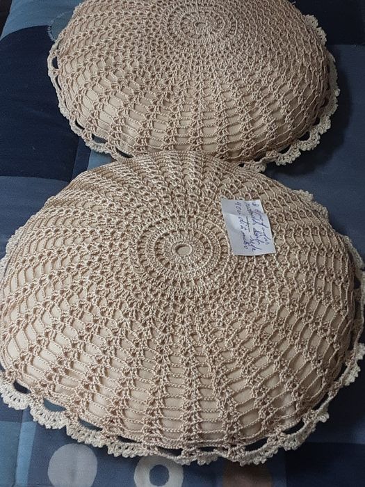 2 almofadas feitas em linha  de seda redondas  40 cm diâmetro