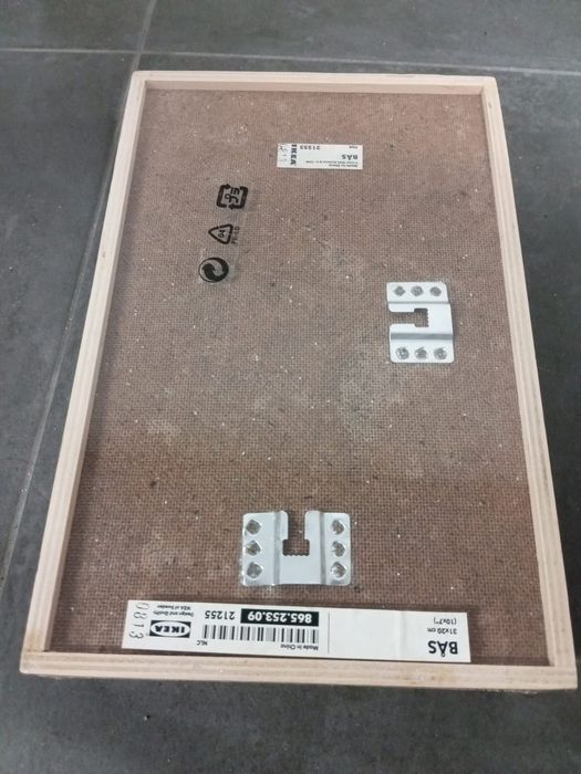 2 cubos/estantes com vidro para pendurar na parede Ikea