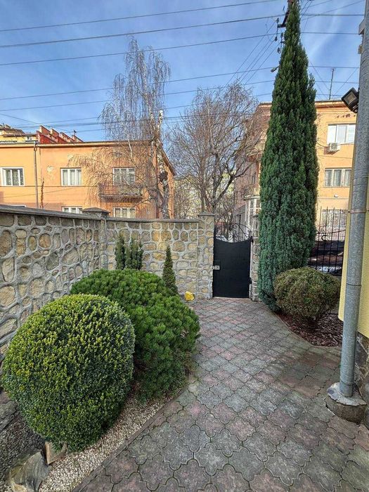 Продається унікальний триповерховий польський особняк!
