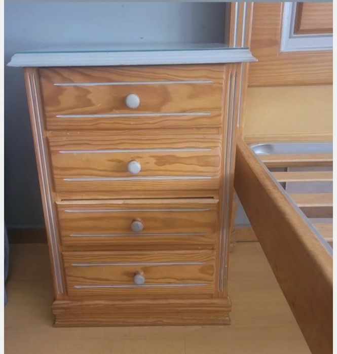 Cama com estrado e colchão